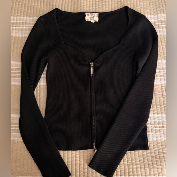 Black Zippered Ribbed Top - Picture 2 of 2